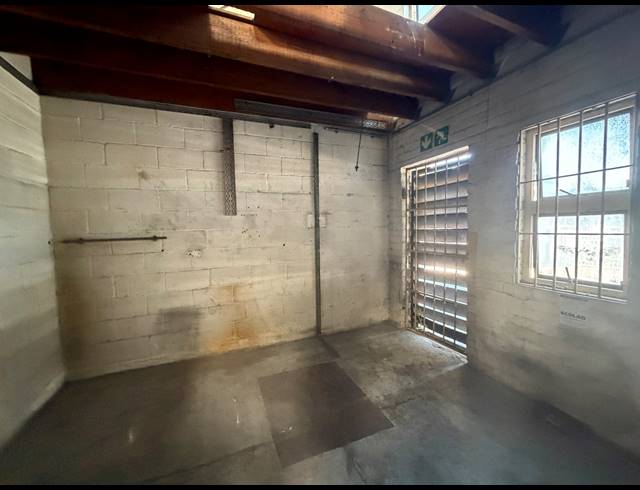 1,200M² WAREHOUSE TO LET IN BLACKHEATH INDUSTRIAL